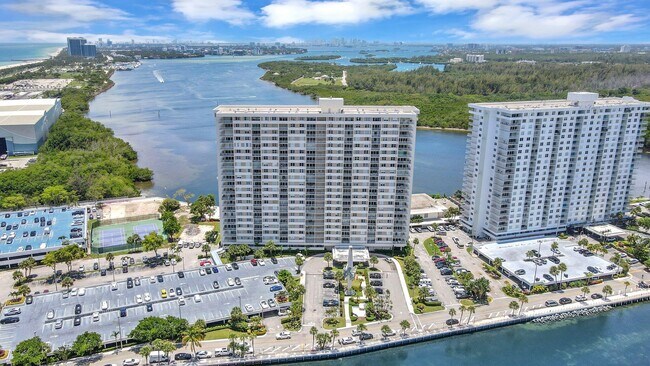 Building Photo - 300 Bayview Dr