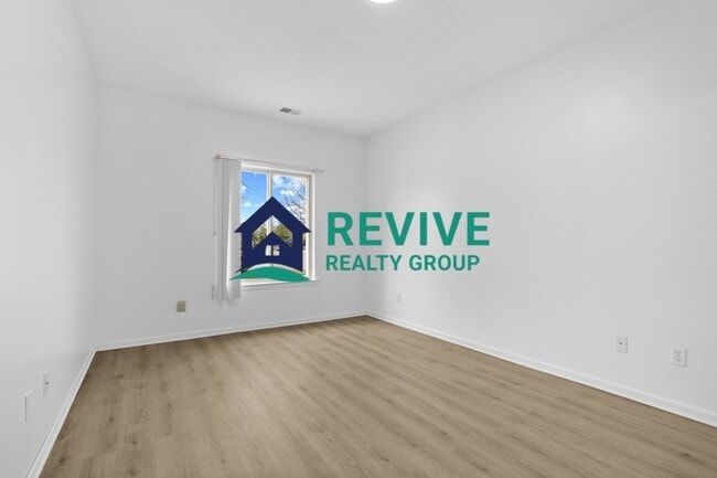 Building Photo - 15715 Parkway Ln