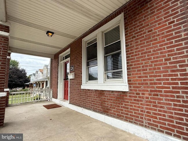 Building Photo - 134 W 8th Ave