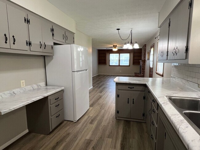 Building Photo - Well-Maintained 3 Bed / 2 Bath near Mercy Hospital