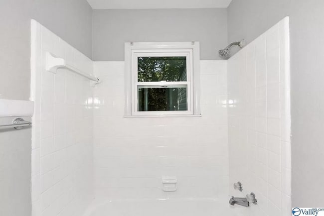 Building Photo - THREE BEDROOM/ONE BATH - CONVENIENT LOCATION!