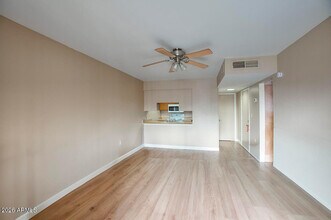 Building Photo - 3033 E Devonshire Ave