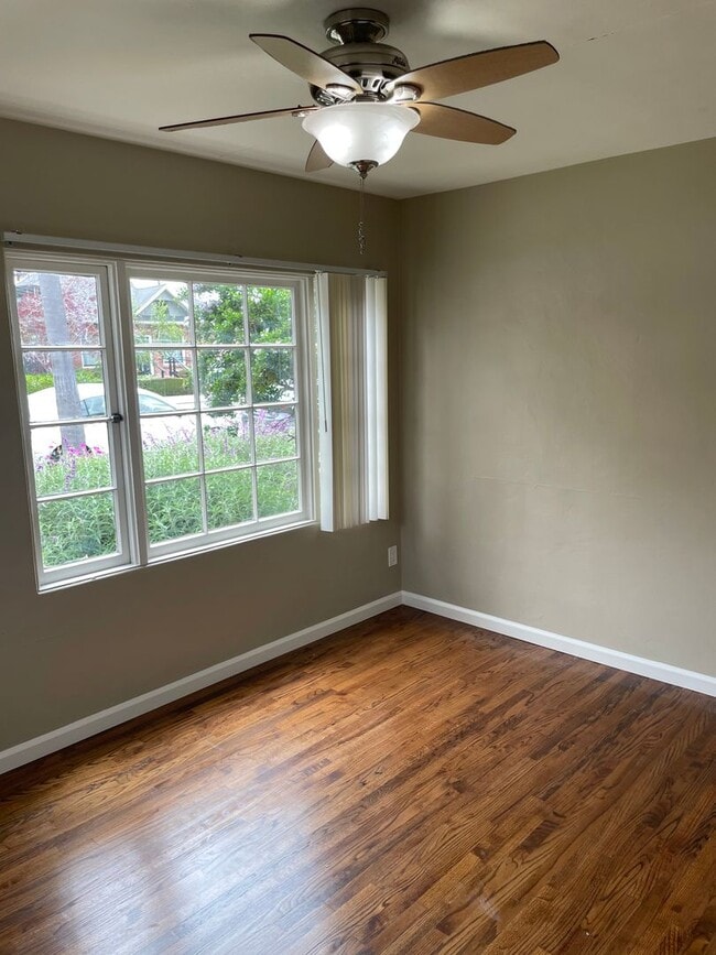 Building Photo - Large 1 Bed/1 Bath Hillcrest