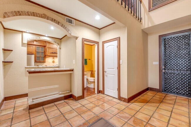 Building Photo - 516 S Post Oak Ln