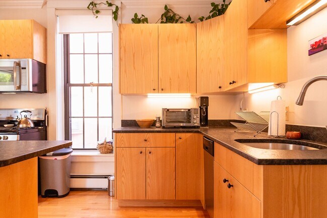 Building Photo - Beautiful 1 Bedroom In One Of Portlands Most Historic Buildings