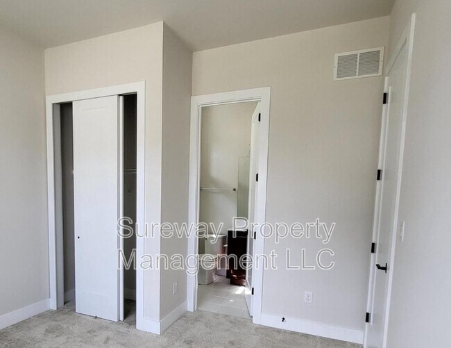 Building Photo - 766 Switchman Rd