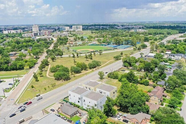 Building Photo - 4722 Old Spanish Trail