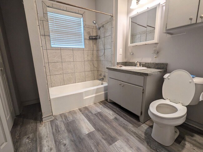 Building Photo - Available Now!  3 Bed, 1 Bath on Arkansas ...