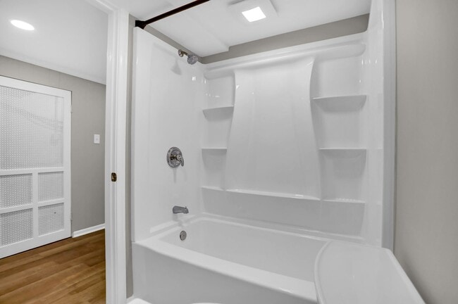 Building Photo - Completed Renovated Townhouse