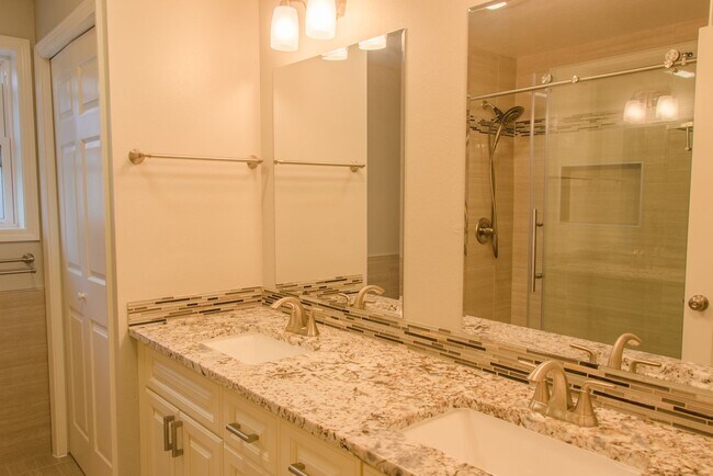Building Photo - 4bd/2.5ba Seattle Home