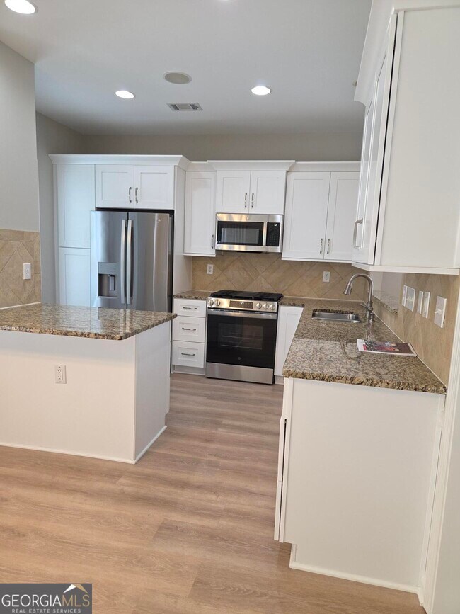 Building Photo - 6105 Longleaf Dr