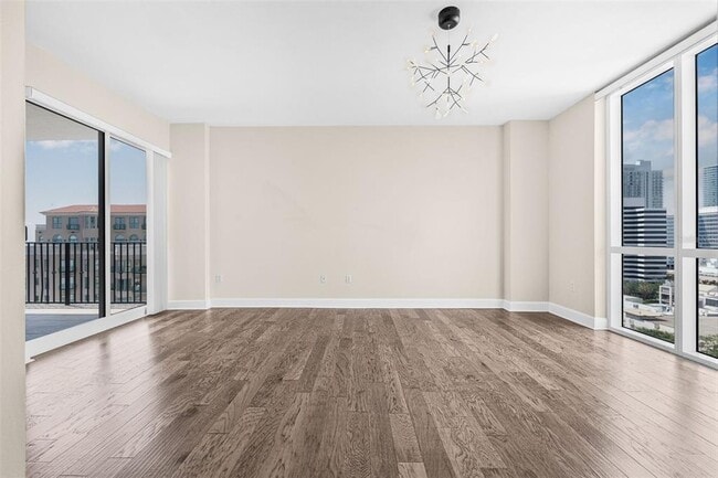 Building Photo - 300 Beach Dr NE