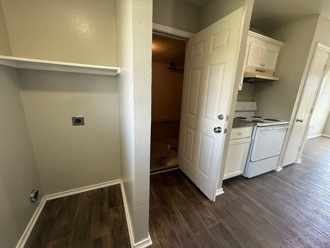 Building Photo - 3-bed/2-bath with garage!