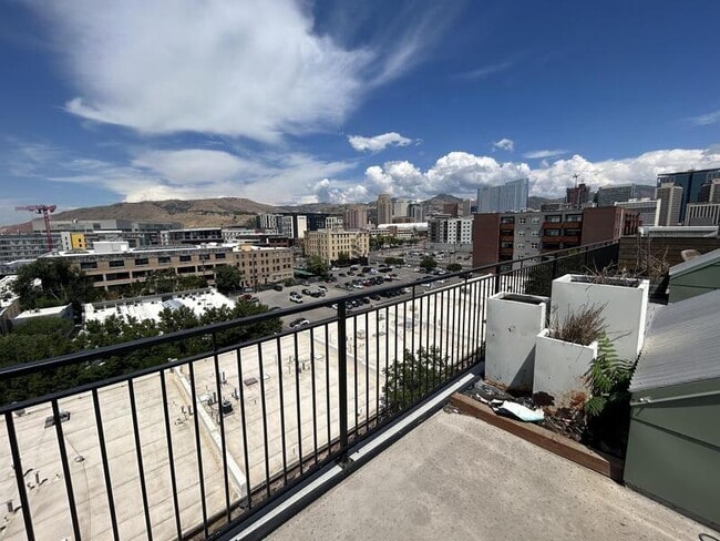 Building Photo - 360 W 300 S