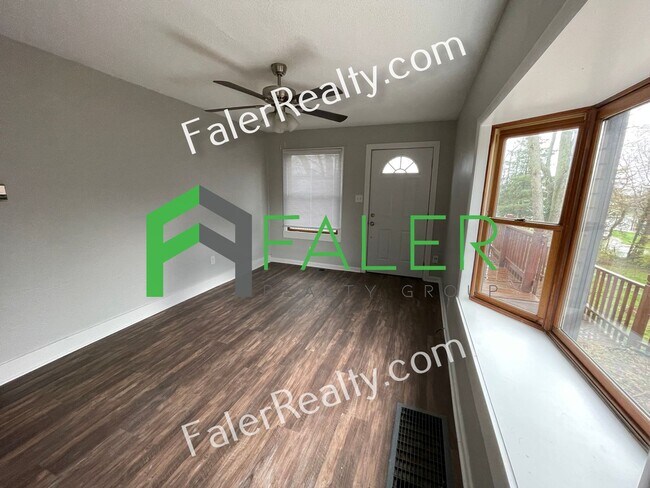 Building Photo - Darling Belmont Bungalow