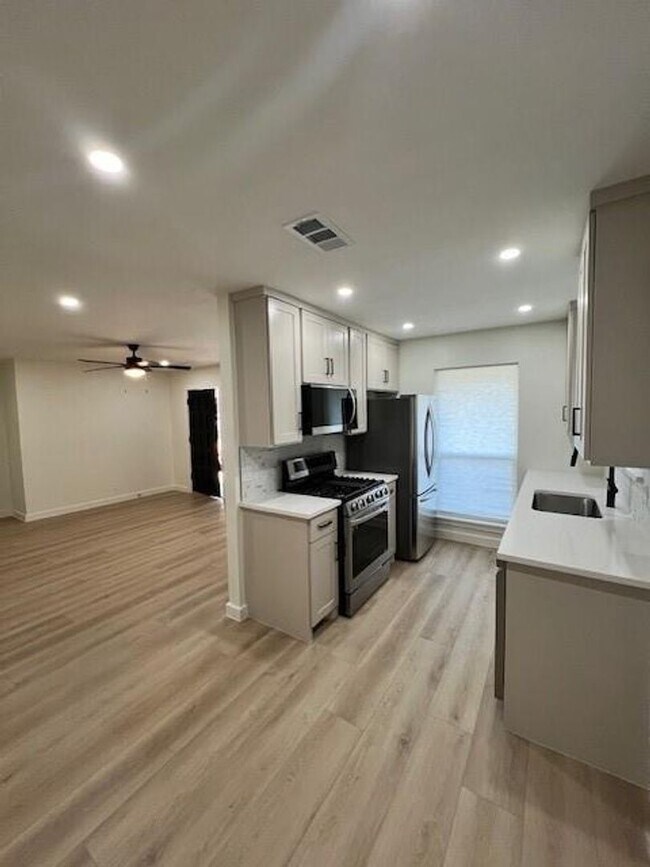 Building Photo - Allandale Place / Culdesac / Refrigerator / Washer/Dryer / Fenced Yard