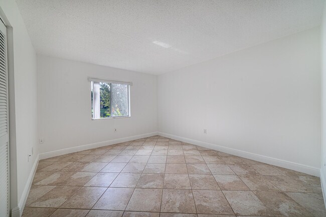 Building Photo - 848 SW 9th St Cir