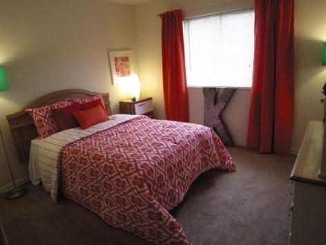 Bedroom - Colonial East Apartments