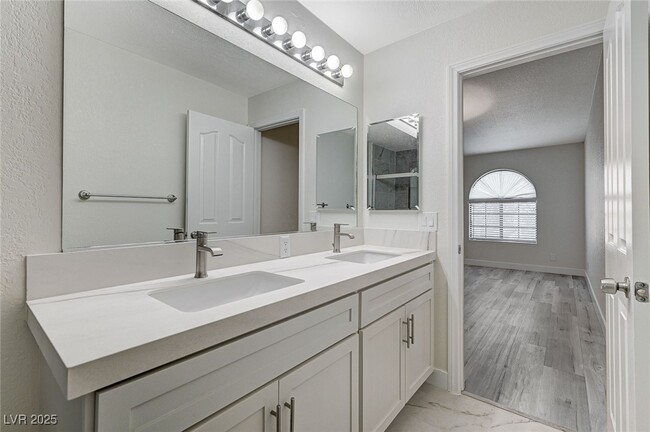 Building Photo - 2633 Durango Dr