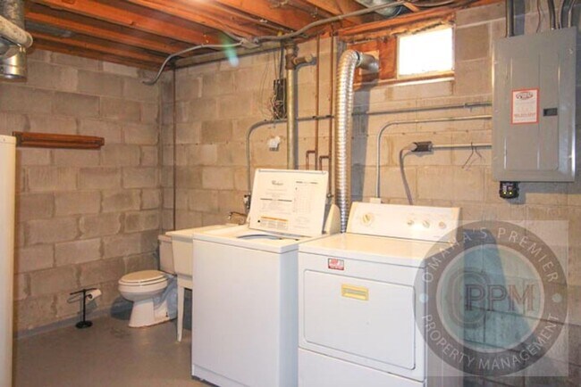 Building Photo - 3 Bedroom 1.5 Bathroom Home Located Minutes from Westroads Mall