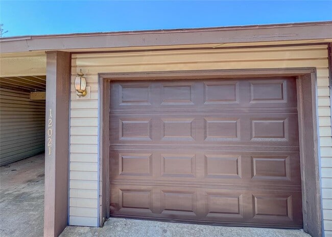 Building Photo - 12021 Hawthorne Ln