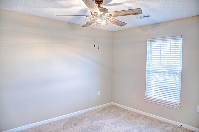 Building Photo - Two bedroom 2 bath apartment available