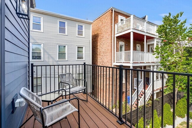 Building Photo - 722 E 5th St