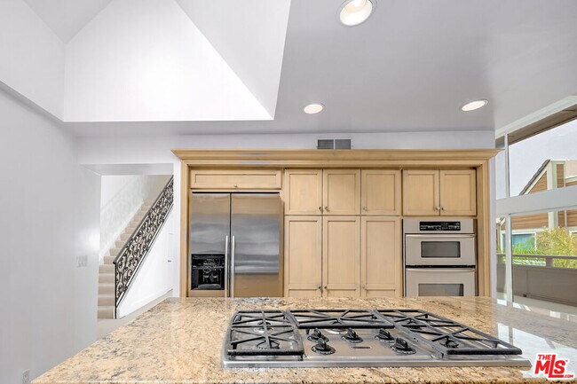 Building Photo - 4250 Vía Dolce