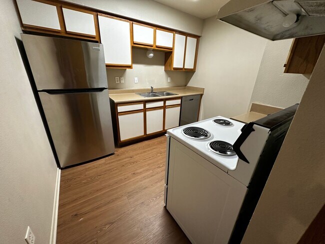 Building Photo - Available Now! 1/1 Apartment - **HUD Accepted** (upstairs)