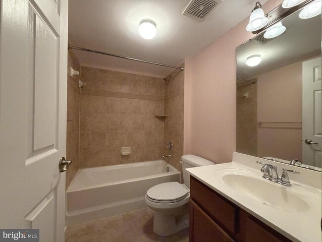Building Photo - 2911 Lomond Pl