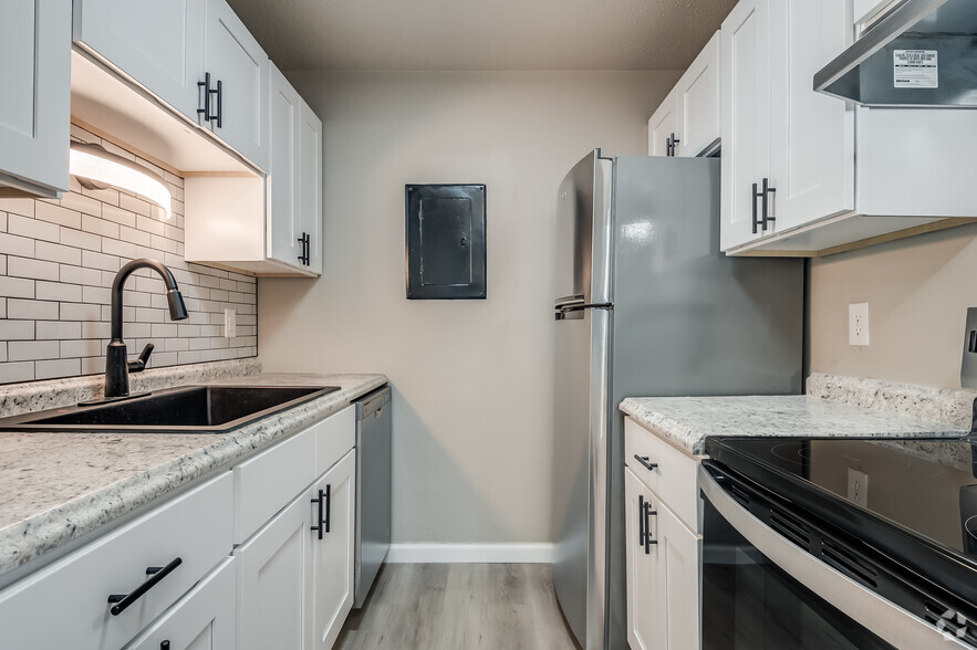 2BR, 1BA - 670SF - Kitchen - The Club at Oak Creek