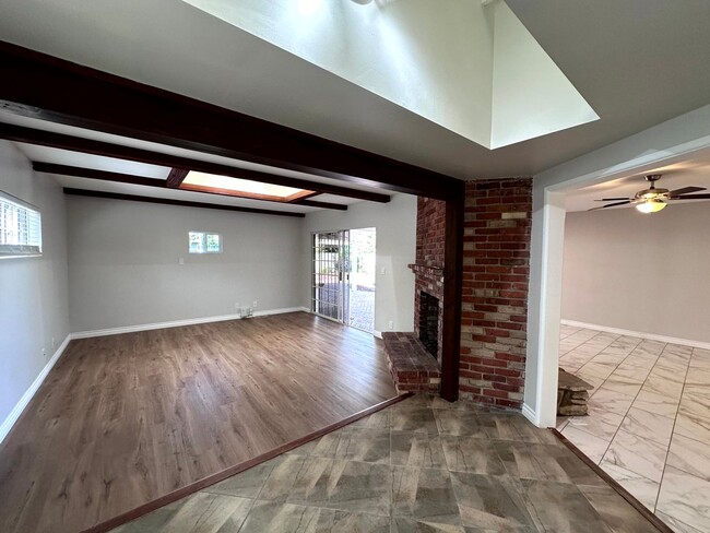 Building Photo - ***MOVE-IN SPECIAL 2 WEEKS FREE RENT***Fan...