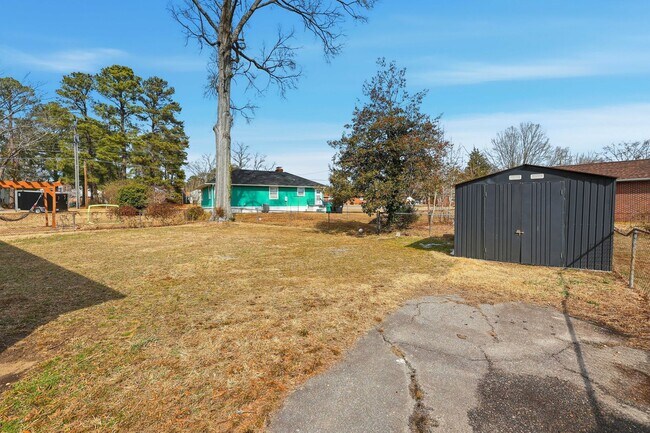 Building Photo - Colonial Heights