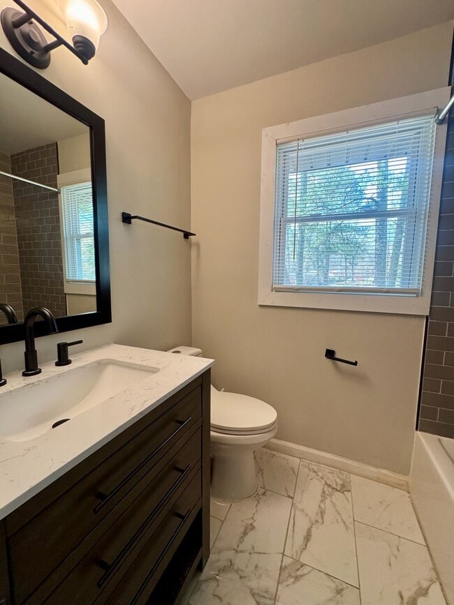 Building Photo - Awesome in Atlanta - 4 Bedrooms