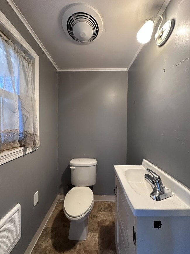 Building Photo - 81 Ashley St