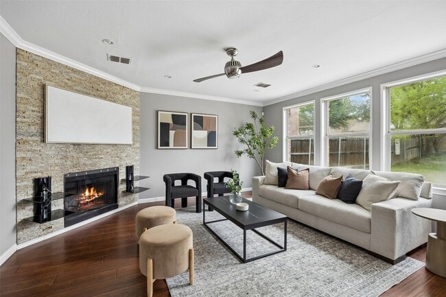 Building Photo - 320 S Mesa Verde Way