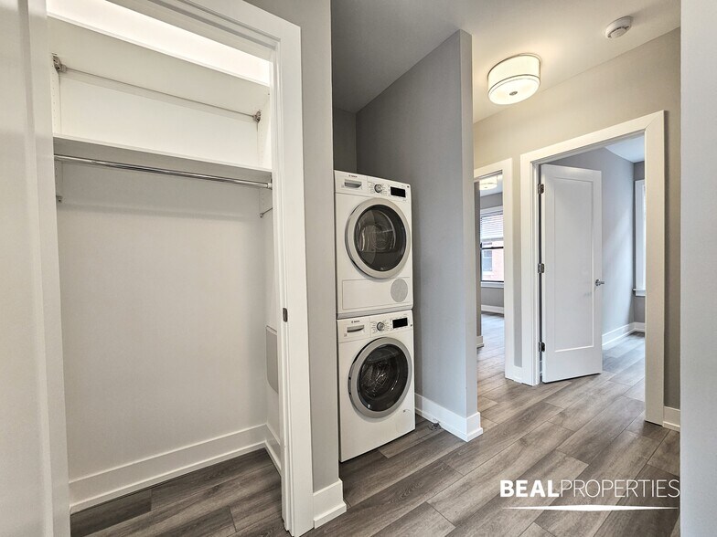 Building Photo - 3935 N Janssen Ave