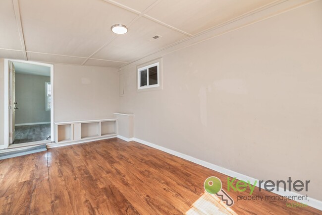 Building Photo - Renovated 3 Bedroom 1 Bathroom with Sunroo...