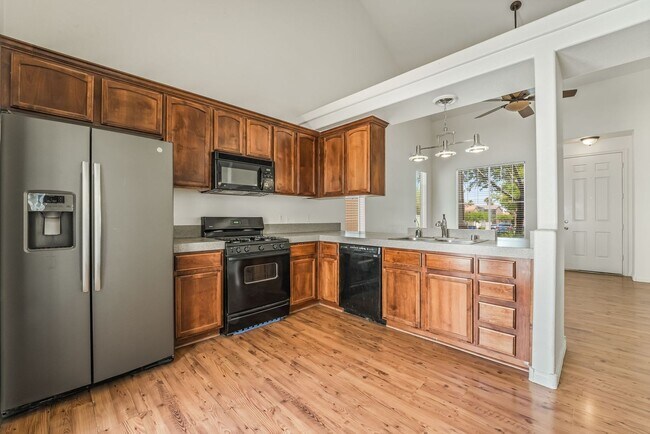 Building Photo - 3 Bedroom, 2 bathroom, 2 Car Garage Home i...