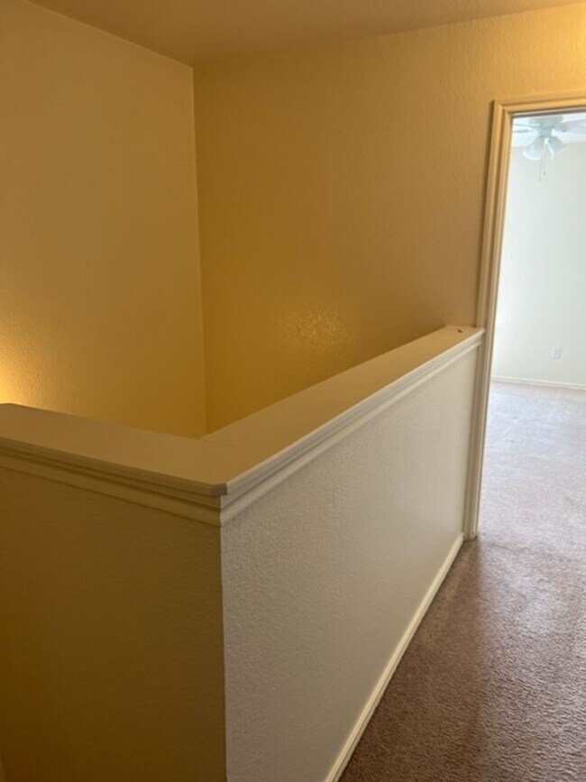 Building Photo - 913