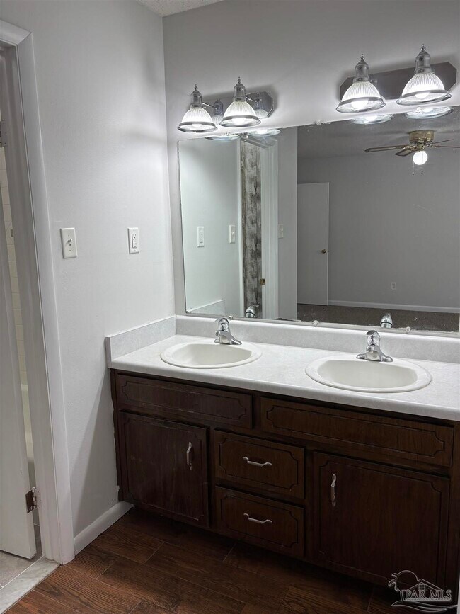 Building Photo - 8410 Williamsburg Cir