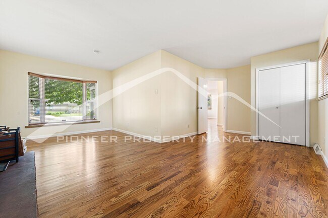 Building Photo - Charming Home with Central AC and Washer/Dryer