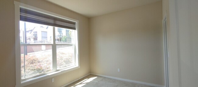 Building Photo - Beautiful Bull Mountain 4 Bedroom 2 1/2 Bath Home Just a Block from the Community Pool and Park!