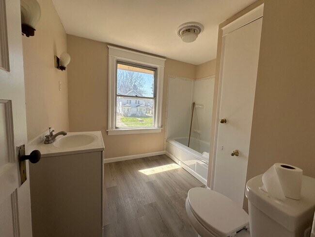 Building Photo - SINGLE FAMIKY FOR RENT IN MAPLEWOOD LOCATION !