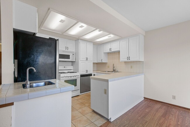 Building Photo - 801 Kalpati Cir