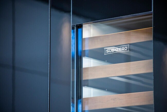 Building Photo - 6587 N Palmeraie Blvd