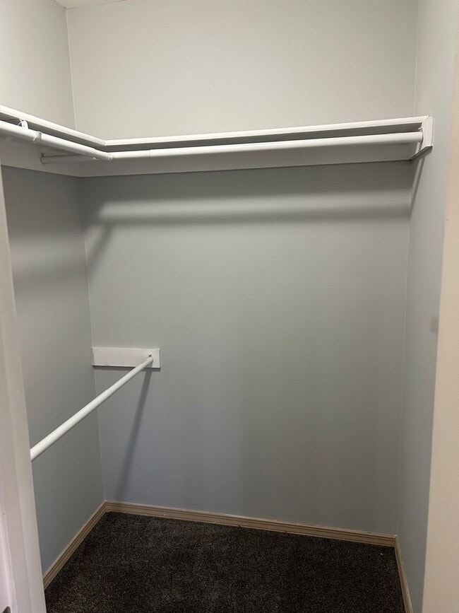 Building Photo - 904 E 5th St