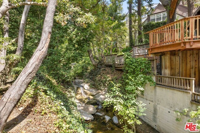 Building Photo - 2370 Nichols Canyon Rd