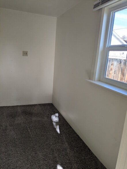 BONUS STUDIO ROOM - 1826 Fremont St