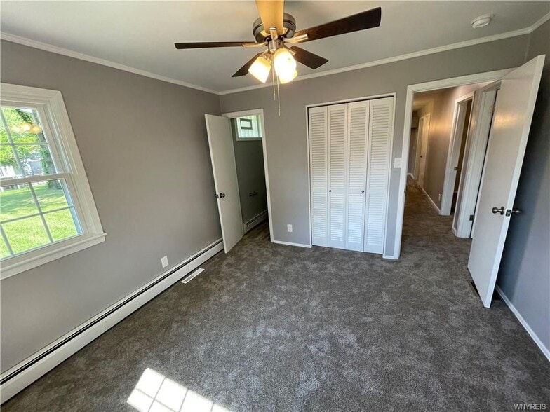 Building Photo - 425 East Ln